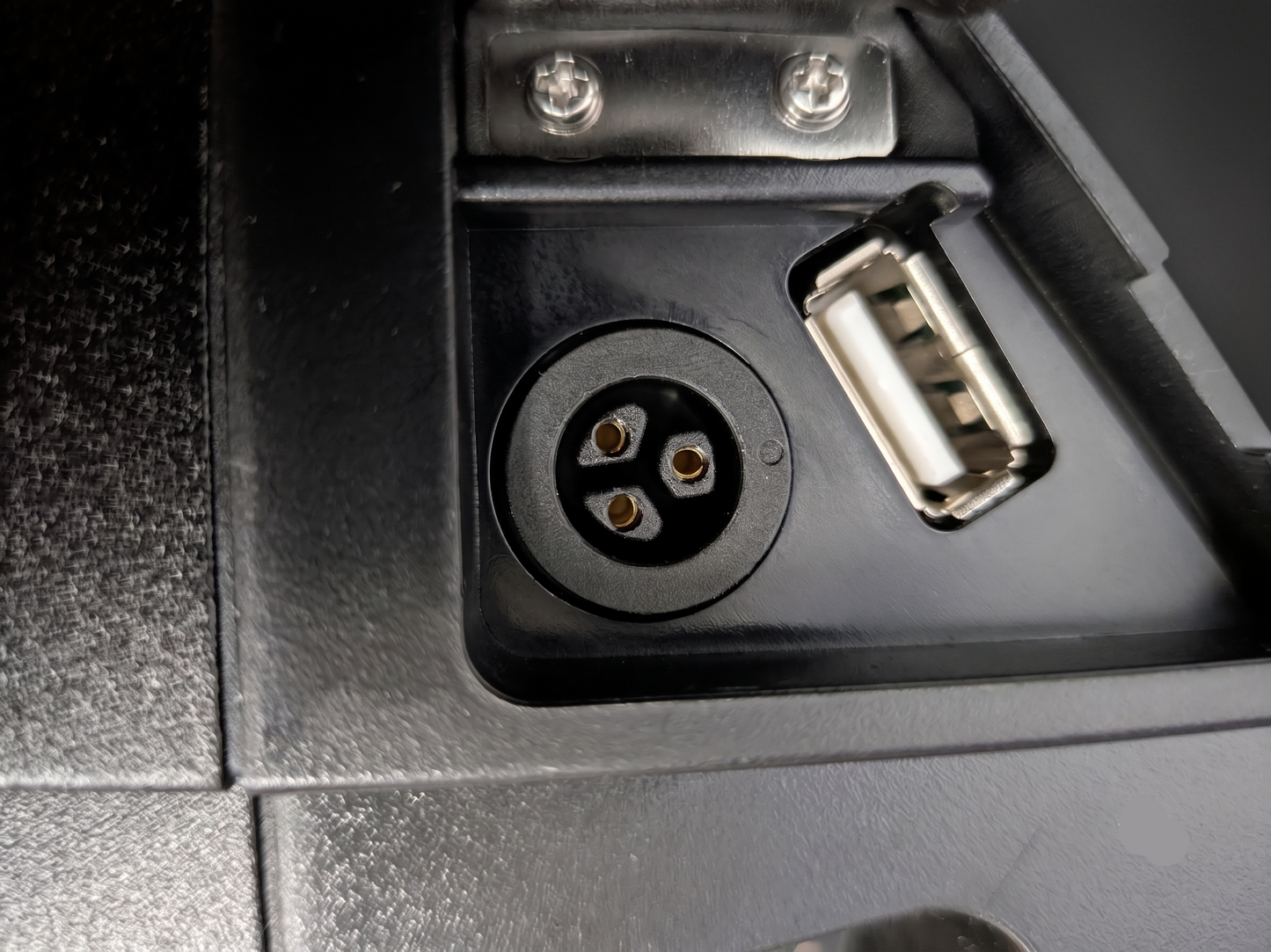 Reention Mini 3-Pin charging port on battery